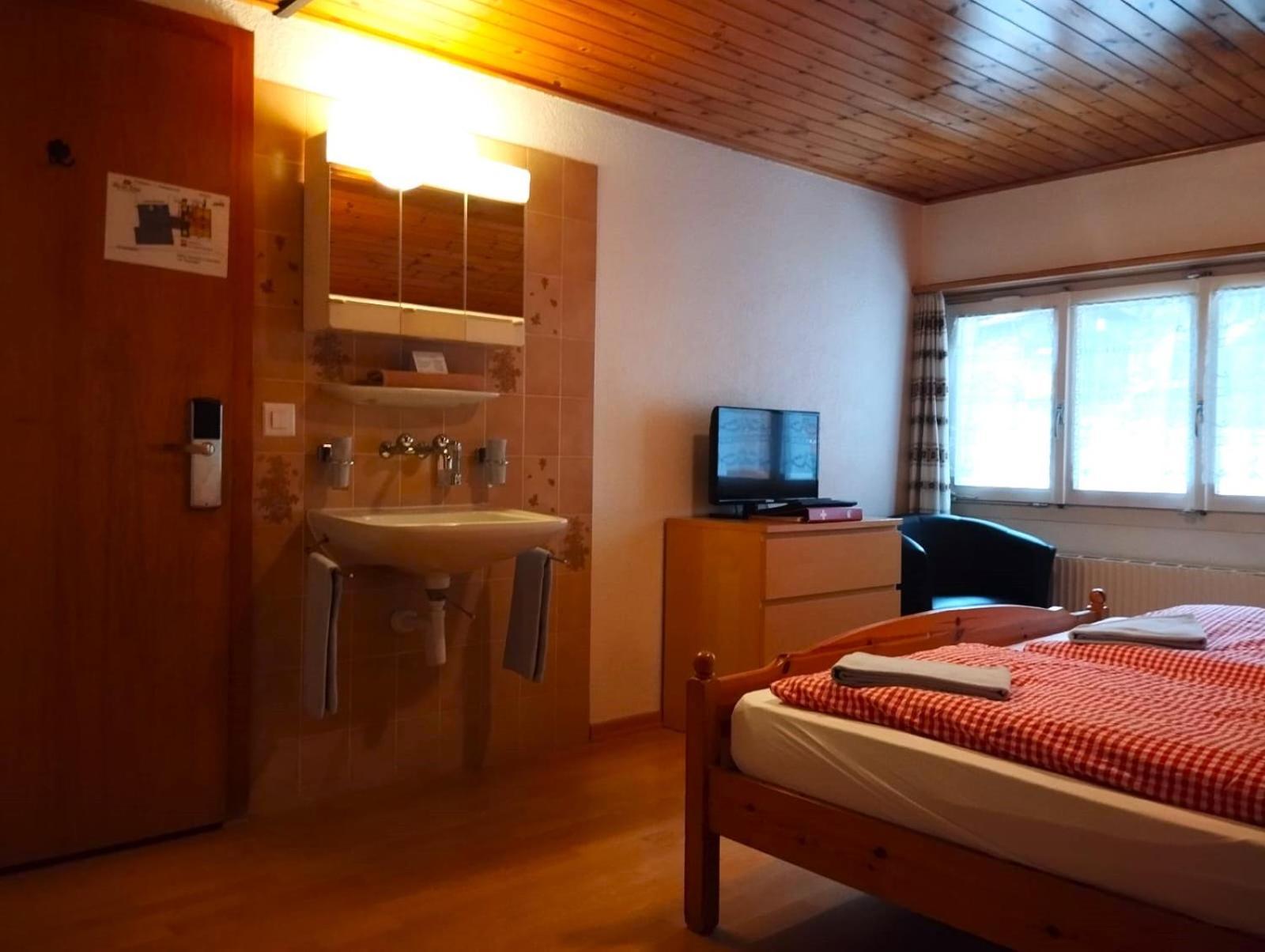 Hotel Weisses Kreuz Brienz  Pokoj fotografie